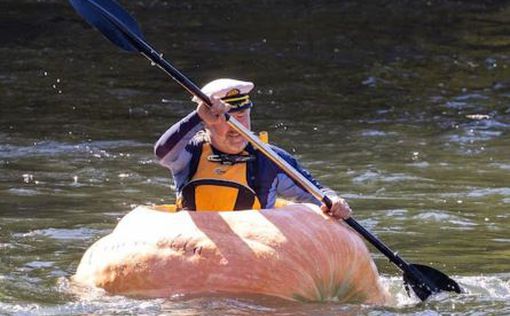 Австралиец сплавляется по реке в лодке из гигантской тыквы