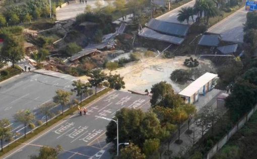 В Китае при обрушении дороги погибли восемь человек