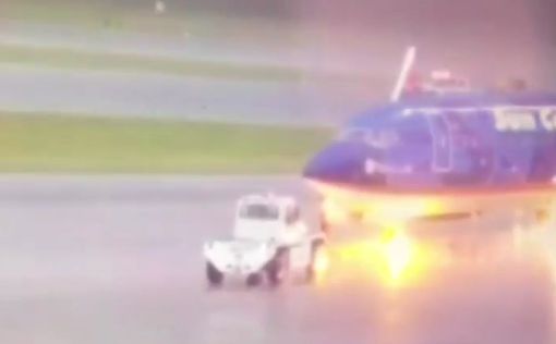 Молния ударила прямо в сотрудника аэропорта (видео)
