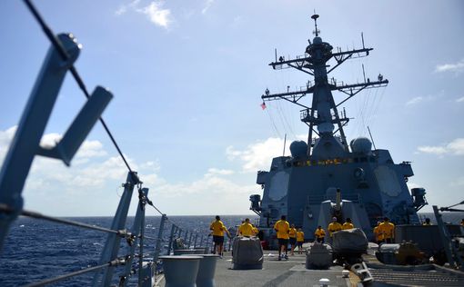 Иранские военные катера "перехватили" эсминец США
