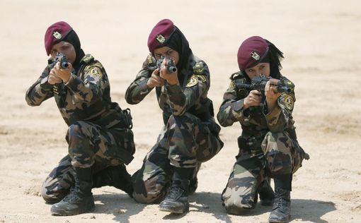 Французские жандармы обучают женский палестинский спецназ