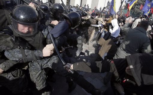 В столкновениях у Верховной  Рады ранено 17 бойцов
