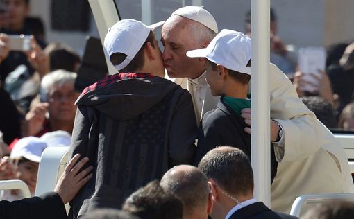 Папа Римский осчастливил двух детей