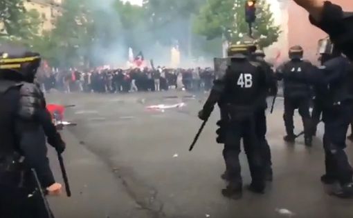 Парижане сожгли чучело Макрона в ходе протестов на площади