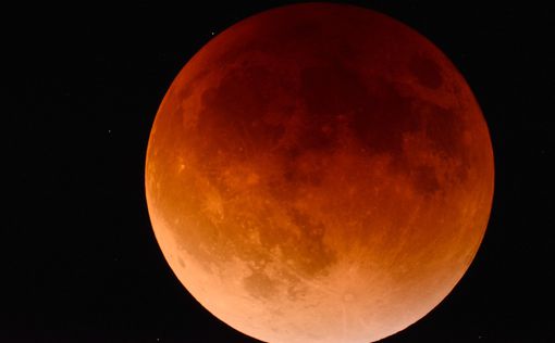 "Кровавое" лунное затмение засняли на видео
