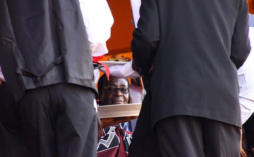Конец последнего диктатора: Мугабе подал в отставку