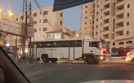 Видео: толпы палестинцев атакуют автобус с солдатами ЦАХАЛа