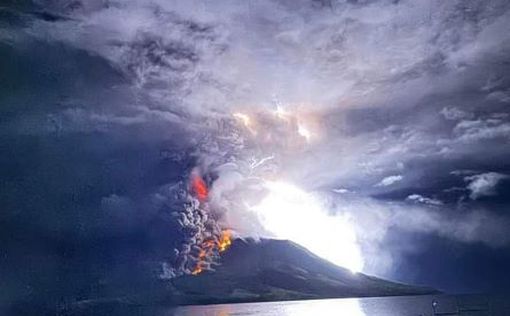 В Индонезии началось извержение вулкана Руанг