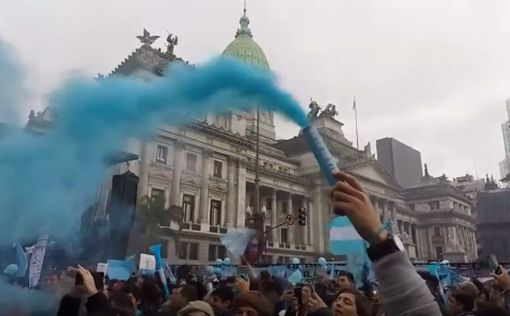 Сенат Аргентины отказал в легализации абортов
