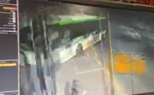 Видео: Автобус протаранил станцию полиции в Тель-Авиве