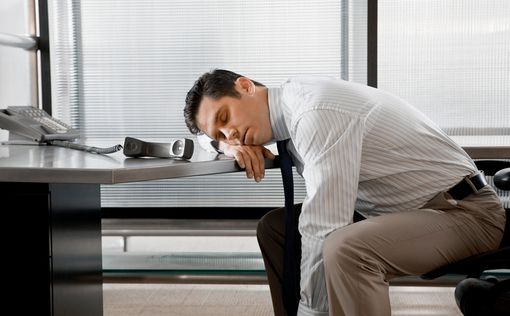 Ученые выяснили пользу сна на рабочем месте