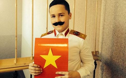 Школьник пришел на рождественский утренник в костюме Сталина