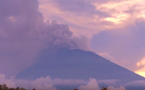 Видео: масштабное извержение вулкана на Бали