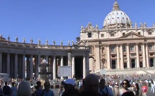 Активистка Femen разделась посреди главной площади Ватикана