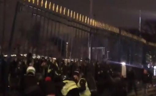Париж: Толпа снесла ворота Тюильри