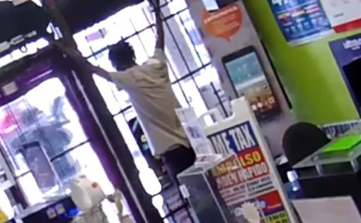Вооруженный грабитель молил освободить его из магазина