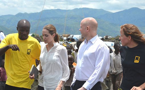 Джоли и Роналду снимутся в сериале о беженцах