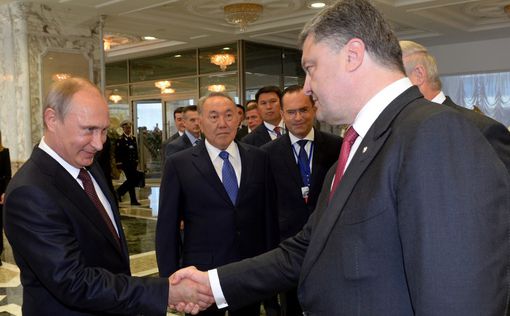 Владимир Путин и Петр Порошенко пожали друг другу руки