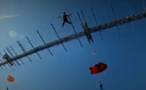 Десятки туристов спрыгнули с подвесного моста в Сочи