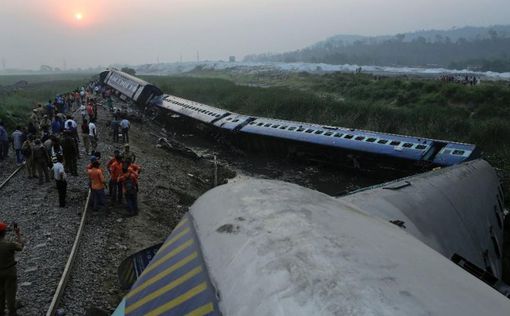 В Индии поезд сошел с рельсов: десятки ранены