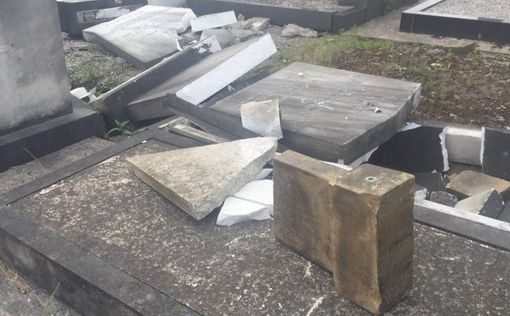 Антисемитский погром на еврейском кладбище в Манчестере