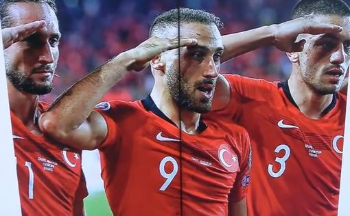 Турецкие футболисты отдали честь солдатам, воюющим в Сирии