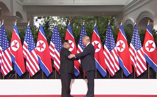 Видео: Трамп и Ким пожали друг другу руки
