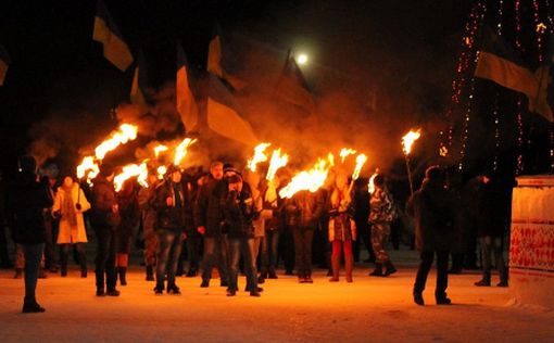 В честь Бандеры: в городах Украины прошли факельные шествия