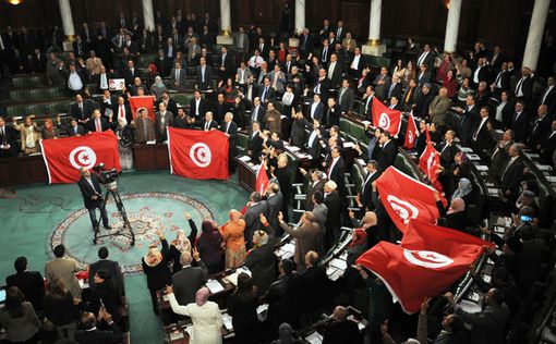 В Тунисе приняли новую демократическую конституцию