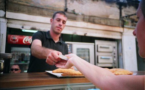 Средняя зарплата в Израиле выросла до 10 200 шекелей