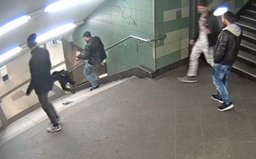Зверское нападение арабов на немку в метро. Видео