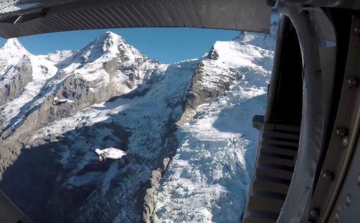 Видео: экстремалы прыгнули со скалы в самолет