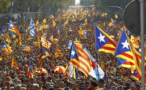 Каталонцы на массовом шествии на независимость