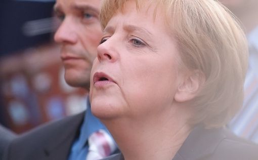 Немецкая старушка "атаковала" Меркель зонтиком