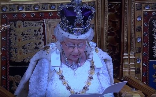 СМИ: Елизавета II намерена отречься от престола