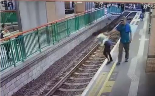 В Гонконге пассажир метро столкнул уборщицу на рельсы