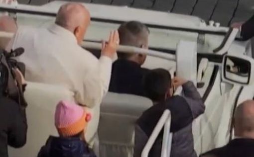 Папа Римский остался без шляпы: видео