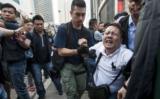 Гонконг: столкновения демонстрантов и неизвестных в масках