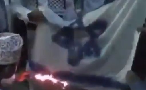 Видео: в Омане жгут израильский флаг