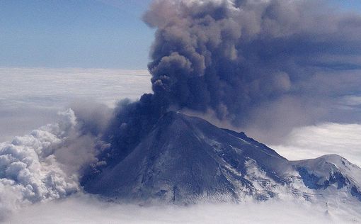 Над Индонезией закрыто воздушное пространство из-за вулкана
