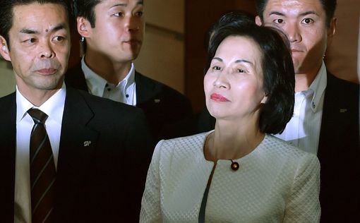 Японский министр “подкупала” избирателей веерами