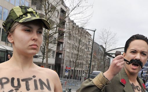 Путина в Брюсселе ждали FEMEN с усами Сталина