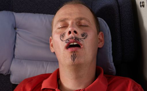 Ученые: спать с открытым ртом опасно
