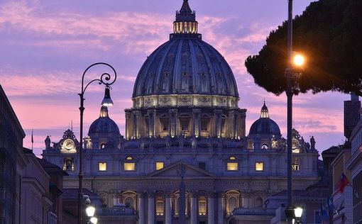 Впервые: Ватикан бросил кардинала за решетку