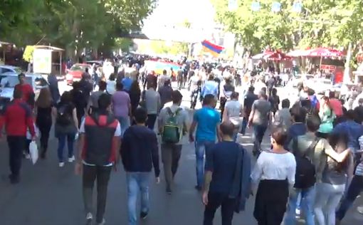 Протесты в Ереване продолжились и после ухода Саргсяна