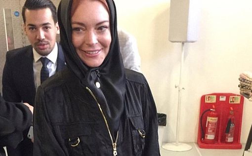 Линдси Лохан пришла на неделю моды в хиджабе