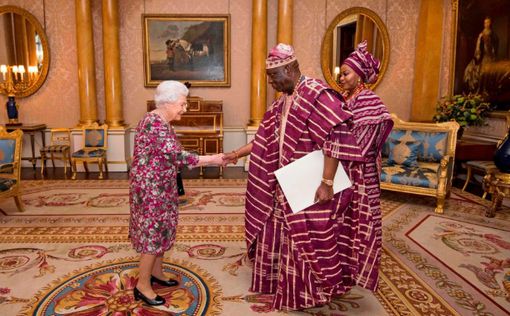 Королева выбрала странный образ для встречи с африканцами