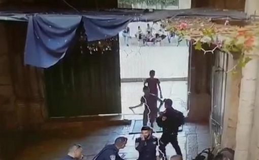 Видео: подростки атакуют полицейского в Старом Городе