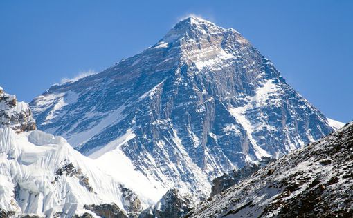 Британский альпинист и непальский гид побили рекорды восхождения на Эверест