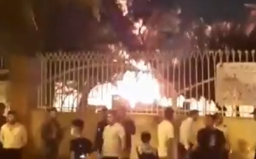 Видео: в Иране подожгли клинику с зараженными